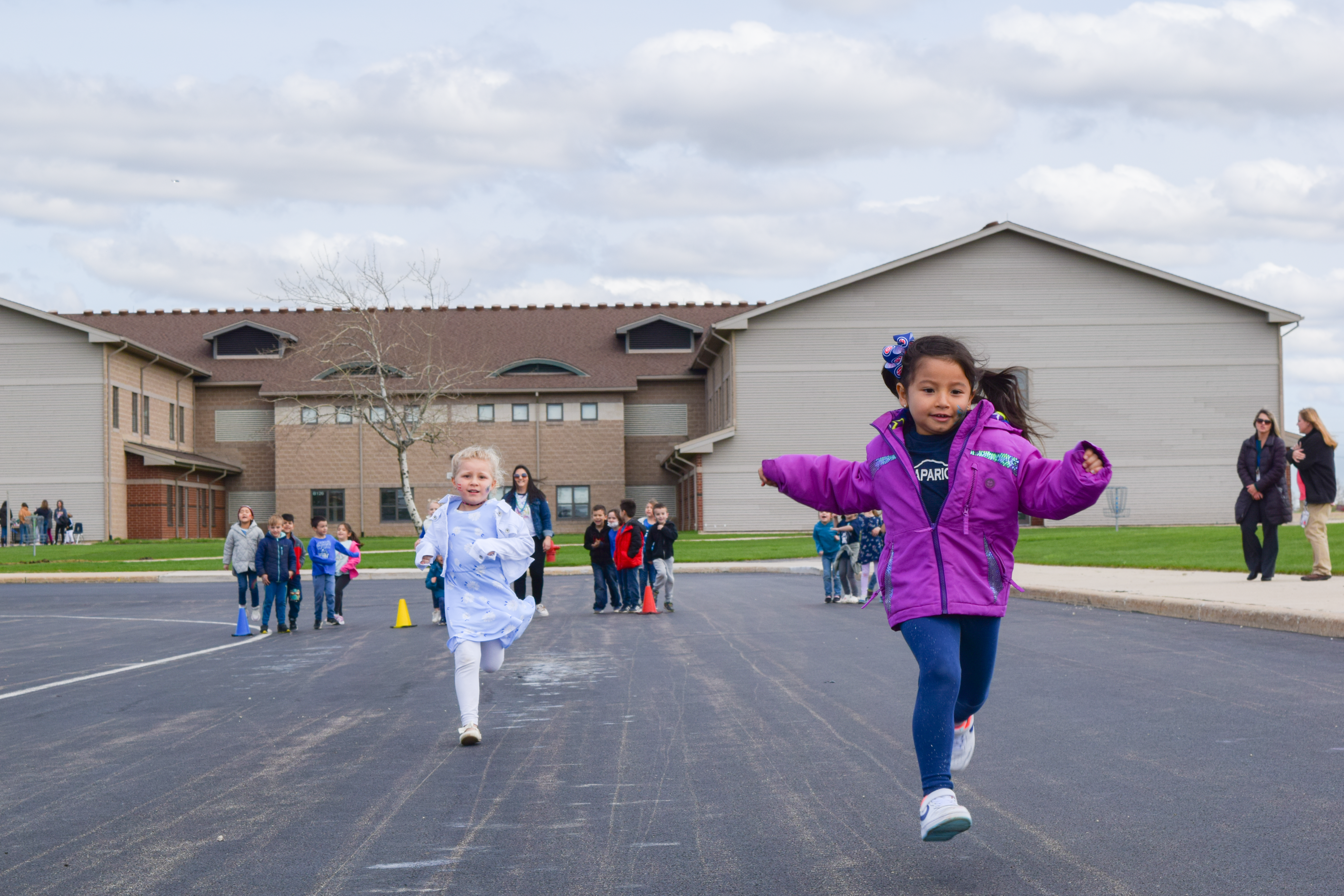 students running outside during a dual language event
